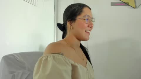 chloe_thomsoon online show from May 7, 2026, 8:47 pm