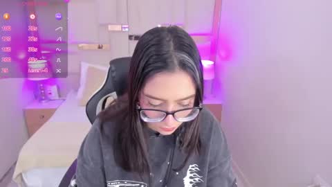 Chloe online show from March 6, 2025, 1:14 pm