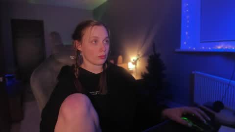 chloegins online show from December 18, 2024, 2:10 am