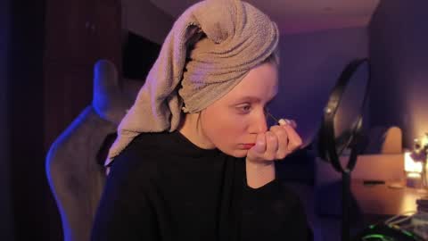 chloegins online show from December 24, 2024, 3:26 pm