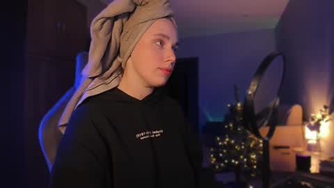 chloegins online show from December 29, 2024, 2:31 pm