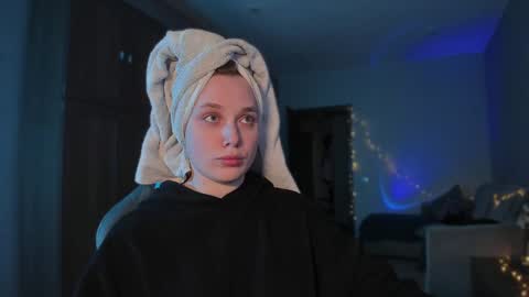 chloegins online show from January 22, 2025, 10:07 am