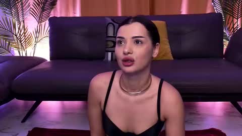 Chloe online show from December 22, 2025, 6:32 am