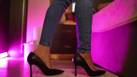 chloemin_ online show from February 12, 2026, 7:58 am