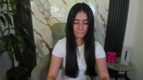 ChloeTurner  online show from May 5, 2026, 1:19 pm