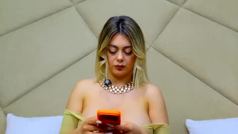 Chloe Vee online show from May 5, 2026, 5:04 am