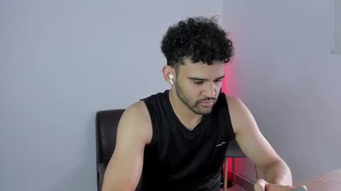 Im Chirs IM MODEL INDEPENDT online show from September 24, 2025, 8:12 pm