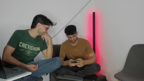 Im Chirs IM MODEL INDEPENDT online show from October 13, 2025, 2:33 am