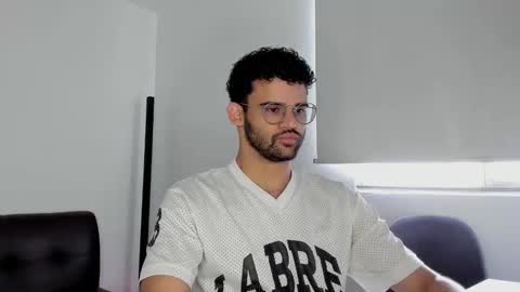 Im Chirs IM MODEL INDEPENDT online show from October 16, 2025, 2:51 pm