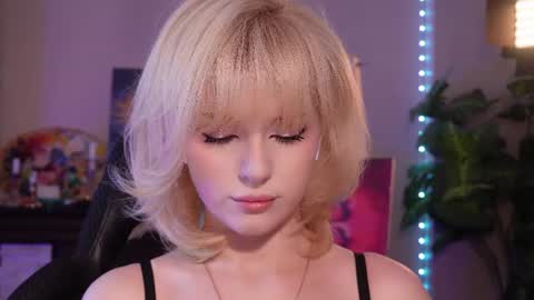 chriss_foxx online show from June 17, 2026, 3:35 pm