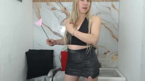 chrystal hotty online show from September 9, 2025, 12:37 pm