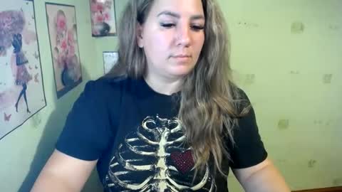 Snapshot of chrystalbella chatting on December 25, 2024, 11:33 am Diana online show from December 25, 2024, 11:33 am
