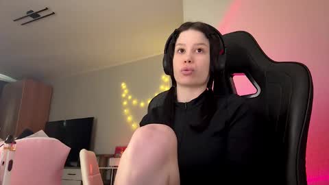 Snapshot of cierraelhassan chatting on February 14, 2026, 12:13 pm Eva online show from February 14, 2026, 12:13 pm