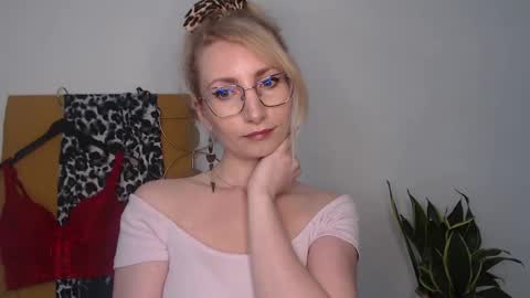 Snapshot of cinderellamoon chatting on April 17, 2026, 6:05 am Cinderella online show from April 17, 2026, 6:05 am