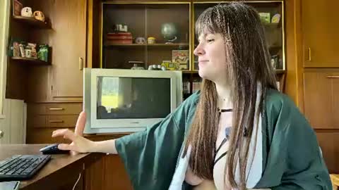 Claire Moulin online show from June 17, 2026, 8:39 am