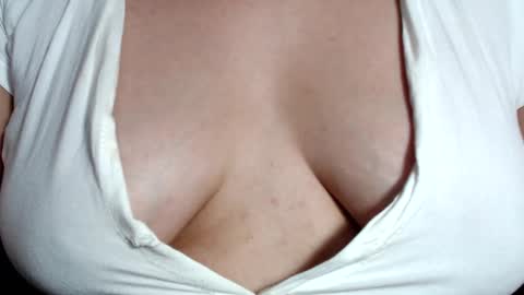 CLARA AT YOUR SERVICE online show from January 15, 2025, 6:33 am