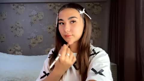 Snapshot of claribelatienza chatting on October 6, 2025, 8:34 am Yuna online show from October 6, 2025, 8:34 am