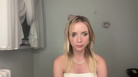 ClaudiaGold online show from September 8, 2025, 8:30 pm