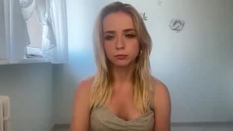 ClaudiaGold online show from September 12, 2025, 3:01 pm