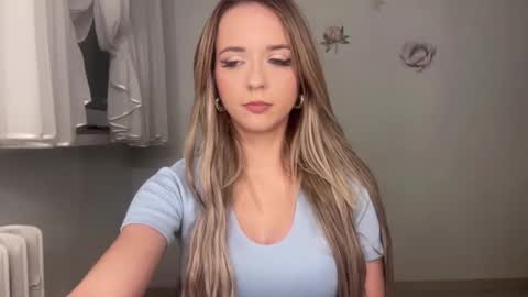 ClaudiaGold online show from November 3, 2025, 4:19 pm