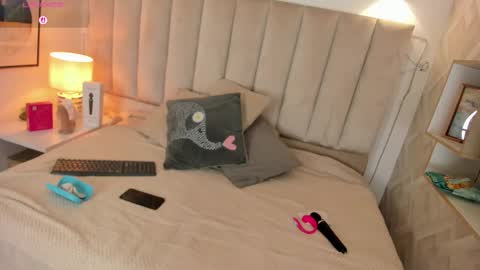 clhoe_johnson_ online show from October 25, 2025, 12:13 pm