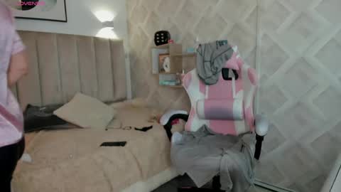 clhoe_johnson_ online show from May 1, 2026, 12:32 pm