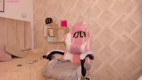 clhoe_johnson_ online show from May 4, 2026, 12:45 pm
