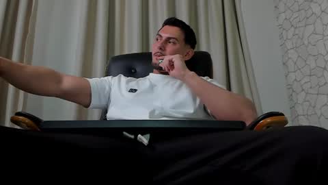 Snapshot of clintmasterss chatting on May 17, 2026, 8:23 am ClintMasterss online show from May 17, 2026, 8:23 am
