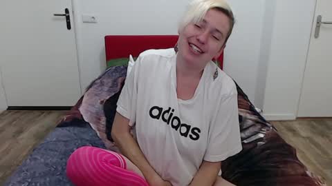 Syl  online show from January 27, 2025, 1:52 pm