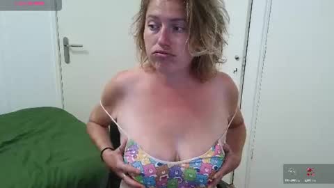 Snapshot of clittytastic chatting on August 3, 2026, 2:33 pm Syl online show from August 3, 2026, 2:33 pm