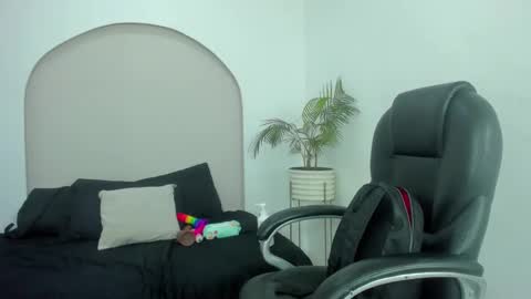 Snapshot of cloe_amazingg chatting on December 15, 2025, 2:43 pm Cloe online show from December 15, 2025, 2:43 pm