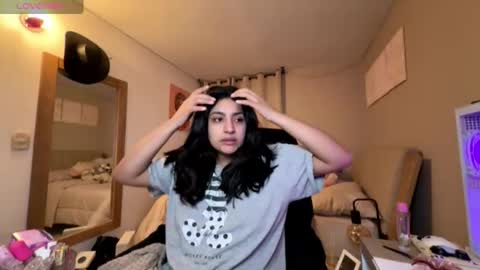 cloe small online show from November 28, 2025, 5:43 am