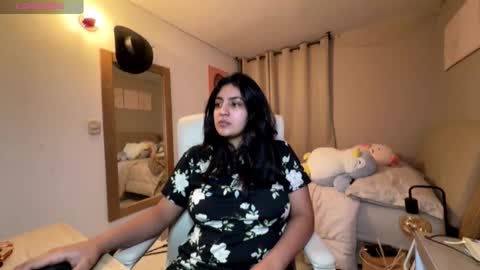 cloe small online show from December 3, 2025, 1:46 am