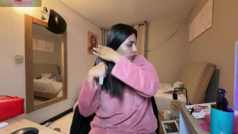 cloe small online show from January 7, 2026, 2:14 am