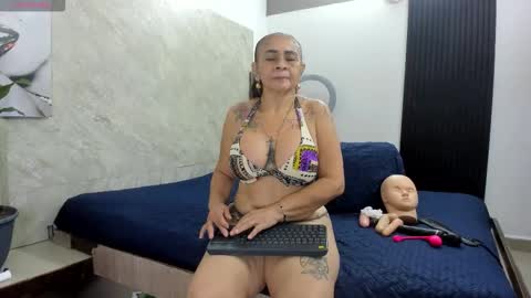 Snapshot of cloee_rabbyt chatting on November 27, 2025, 11:23 am CLOE online show from November 27, 2025, 11:23 am