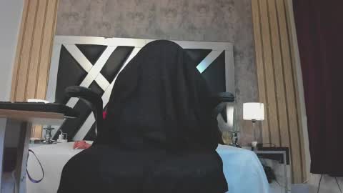 lady cloe person online show from May 5, 2026, 11:57 pm