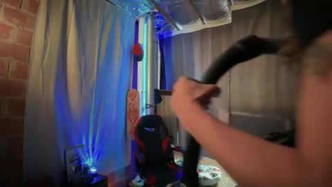 Snapshot of cloudeevee chatting on September 28, 2025, 7:36 am CloudEevee online show from September 28, 2025, 7:36 am