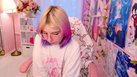 Mia online show from November 21, 2025, 5:00 pm