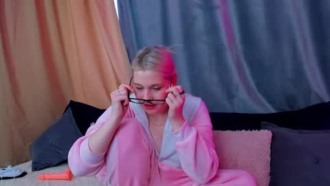 Snapshot of colleen_blake chatting on December 7, 2024, 7:38 am Collen Mon Tue Wed Thu Fri GMT 3 0300am - 0900am online show from December 7, 2024, 7:38 am