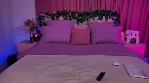 Snapshot of cosmic_sia chatting on December 17, 2024, 6:24 am Sia online show from December 17, 2024, 6:24 am