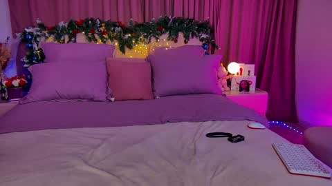 Snapshot of cosmic_sia chatting on December 22, 2024, 12:07 am Sia online show from December 22, 2024, 12:07 am