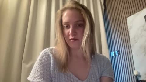 cosmo_blondiee online show from September 17, 2025, 1:24 pm