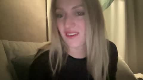 cosmo_blondiee online show from September 20, 2025, 7:04 pm