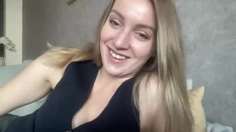 cosmo_blondiee online show from September 30, 2025, 7:02 am