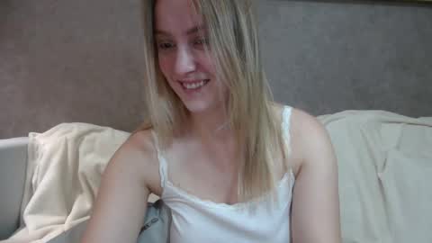 cosmo_blondiee online show from November 5, 2025, 12:27 pm