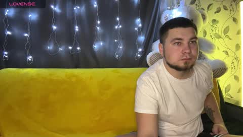 Snapshot of coupleinspire chatting on November 20, 2025, 9:14 pm Emily Ryan online show from November 20, 2025, 9:14 pm