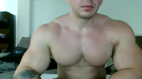 Snapshot of couplemuscle40 chatting on September 19, 2025, 2:29 pm couplemuscle40 online show from September 19, 2025, 2:29 pm
