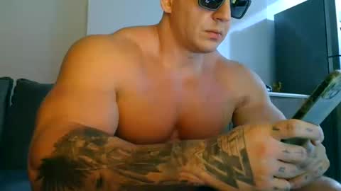 Snapshot of couplemuscle40 chatting on September 23, 2025, 11:41 pm couplemuscle40 online show from September 23, 2025, 11:41 pm