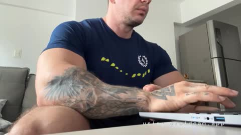 Snapshot of couplemuscle40 chatting on October 1, 2025, 12:44 pm couplemuscle40 online show from October 1, 2025, 12:44 pm