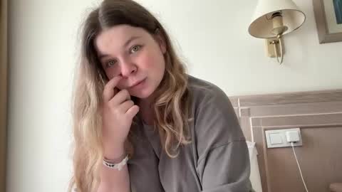 Snapshot of crave_elise chatting on October 3, 2025, 10:23 am Elise online show from October 3, 2025, 10:23 am